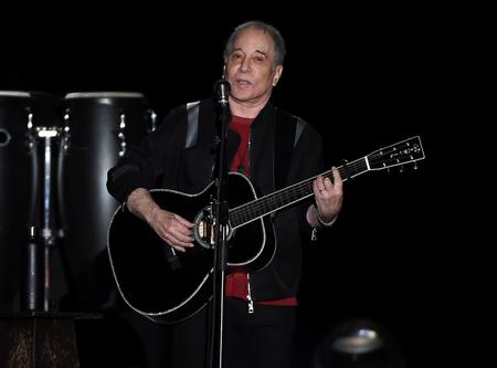 Paul Simon under en af sine 'Homeward Bound'-afskedskoncerter i New York. 
  Foto: Evan Agostini/AP