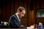 Mark Zuckerberg under en vidneforklaring under en høring i Capitol Hill, Washington i april, hvor han skulle forklare,  hvordan det kunne ske, at personlige profiler hos 50 milllioner brugere blev stjålet med henblik på til at påvirke udfaldet af det amerikanske valg i 2016.
(AP Photo/Andrew Harnik, File) Foto: Andrew Harnik/AP