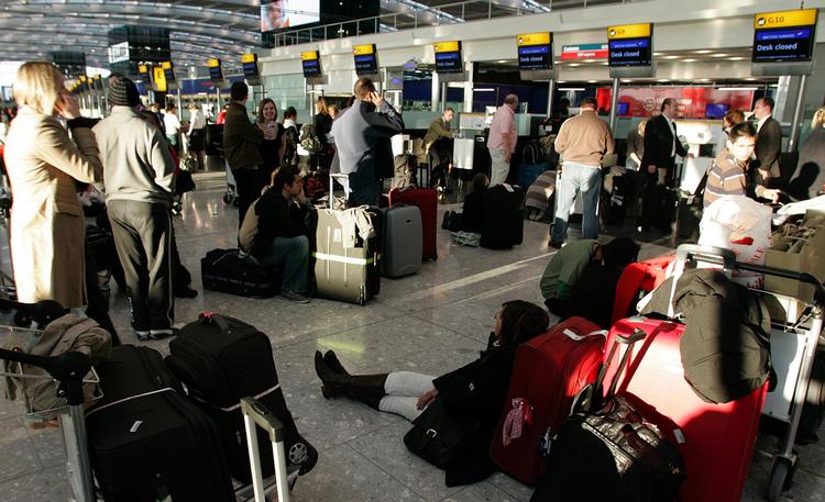 Allerede nu kan ventetiden føles lang i Londons Heathrow-lufthavn, men den risikerer at blive endnu længere, hvis der ikke indgås en aftale mellem EU og Storbritannien om brexit. Foto: Akira Suemori/AP
