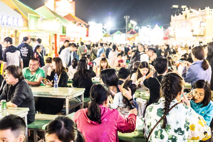 Man skal ikke gå mange skridt i Macau, før der ligger et lille cafeteria, en restaurant eller en bod med en wok eller en dampkurv. Foto: Mikkel Bækgaard