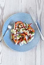 Laksen skal være helt frisk, da den serveres rå.  Foto: Line Thit Klein