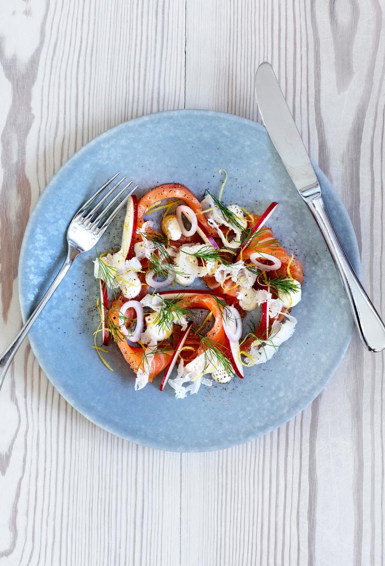 Laksen skal være helt frisk, da den serveres rå.  Foto: Line Thit Klein