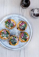 De runde skiver stegt butternut squash garneres med forskellig pynt, deriblandt ristede mandler. Foto: Line Thit Klein