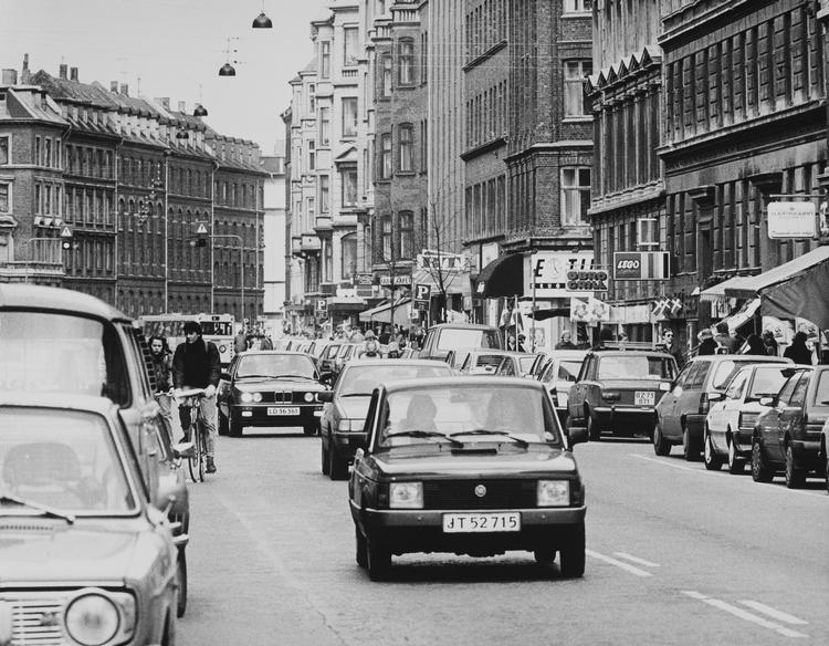 Sådan så der ud for 30 år siden i Nordre Frihavnsgade. I dag er der ikke ændret meget i gaden, der bruges af 6.700 cyklister og 4.700 bilister om dagen. Den er plaget af mange trafikulykker, men en planlagt trafiksikring risikerer at blive udsat indtil videre. Foto: Kim Agersten/POLFOTO