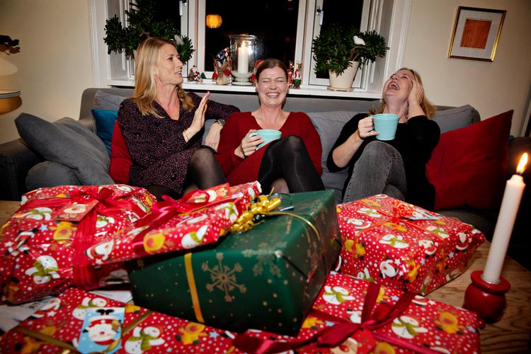 Søstrene Mette (tv), Marie og Rulle Grabow (th.) rejser hvert år hjem til deres mor i Odense for at holde jul. Og hvert år falder de tilbage i barndommens roller. Foto: Martin Lehmann/POLFOTO