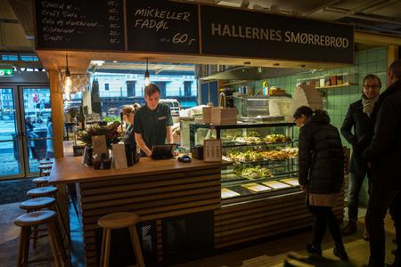 »Det er ikke en kamp for at stille sine medlemmer bedre, der motiverer konflikten. Det er bare 3F, der ønsker at udvide sin forretning med tvang«, skriver to LA'ere om den aktuelle konflikt i Tivoli Food Hall, hvor dette billede er taget ved en tidligere lejlighed. Foto: Stine Bidstrup (arkiv)/POLFOTO