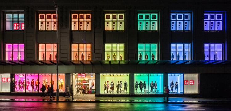 Uniqlo er kendt for at farvekoordinere butikkernes indhold, og det gælder ikke kun stabler af T-shirts, men også facader som her i Melbourne, Australien. Foto: Uniqlo