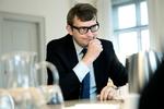 Beskæftigelsesminister Troels Lund Poulsen (V) mener, det ændrede opholdskrav løser nogle af de problemer, det første skabte.
   Foto: Mads Nissen/POLFOTO