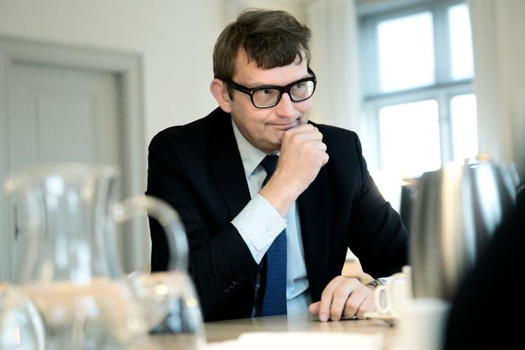 Beskæftigelsesminister Troels Lund Poulsen (V) mener, det ændrede opholdskrav løser nogle af de problemer, det første skabte.
   Foto: Mads Nissen/POLFOTO