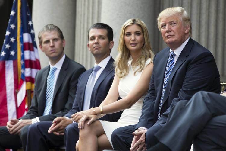 Donald Trump sammne med børnene (fra venstre) Eric Trump, Donald Trump Jr., and Ivanka Trump.   Foto: Evan Vucci/AP
