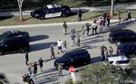 Studerende evakueres fra Marjory Stoneman Douglas High School i Parkland, Florida 14. februar 2018, efter en tidligere elev åbnede ild på skolen. 17 blev dræbt. Manden viste sig at være en 19-årig tidligere elev, som var blevet bortvist året før.  Foto: Mike Stocker/AP