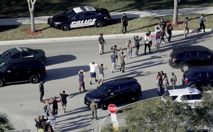 Studerende evakueres fra Marjory Stoneman Douglas High School i Parkland, Florida 14. februar 2018, efter en tidligere elev åbnede ild på skolen. 17 blev dræbt. Manden viste sig at være en 19-årig tidligere elev, som var blevet bortvist året før.  Foto: Mike Stocker/AP