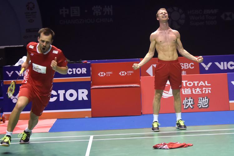 
    Anders Skaarup Rasmussen (tv.) og Kim Astrup (th.) vandt i september sensationelt China Open i badminton. Og så må der gerne jubles. Foto: /AP
