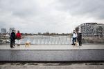 
Der er brede fortove og cykelstier på begge sider. Østsiden vender ud mod havneløbet og haveforeningen Nokken. men kigget er kun for stående Foto: Emma Sejersen/POLFOTO