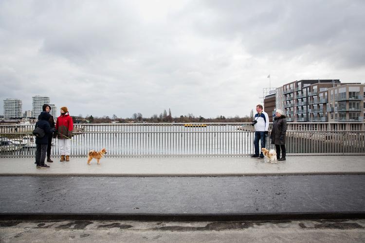 
Der er brede fortove og cykelstier på begge sider. Østsiden vender ud mod havneløbet og haveforeningen Nokken. men kigget er kun for stående Foto: Emma Sejersen/POLFOTO