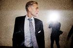 
   Thomas F. Borgen troede at han kunne blive siddende som <DB>administrerende direktør for Danske Bank, til bestyrelsen i ro og orden havde fundet hans afløser – og bankens bestyrelse forestillede sig det samme. Men Borgens ansvar for at hvidvask af lyssky russiske formuer i bankens filial i Estland ikke blev stoppet er så langvarigt og iøjnefaldende, at han måtte forlade posten kort efter at bankens egen undersøgelse havde afsløret, at hvidvasksagen var cirka 30 gange større end antaget. Sagen fylder så meget i danskernes bevidsthed, at Dansk Sprognævn kårede  ’hvidvask’ som ’Årets Ord 2018’. 

  Foto: Martin Lehmann/POLFOTO