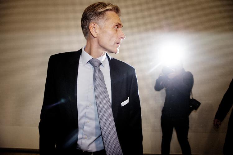 
   Thomas F. Borgen troede at han kunne blive siddende som <DB>administrerende direktør for Danske Bank, til bestyrelsen i ro og orden havde fundet hans afløser – og bankens bestyrelse forestillede sig det samme. Men Borgens ansvar for at hvidvask af lyssky russiske formuer i bankens filial i Estland ikke blev stoppet er så langvarigt og iøjnefaldende, at han måtte forlade posten kort efter at bankens egen undersøgelse havde afsløret, at hvidvasksagen var cirka 30 gange større end antaget. Sagen fylder så meget i danskernes bevidsthed, at Dansk Sprognævn kårede  ’hvidvask’ som ’Årets Ord 2018’. 

  Foto: Martin Lehmann/POLFOTO
