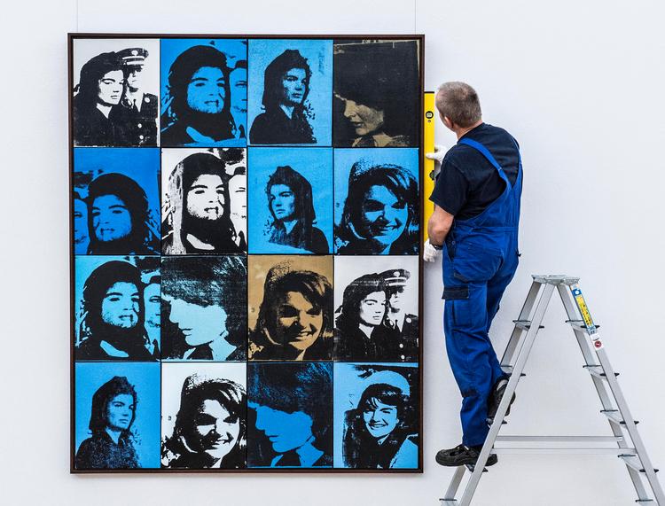 Andy Warhols 'Sixteen Jackies' fra 1964 skal sælges, fordi ejerne Harry og Linda Macklowe er blevet skilt. Parret kan ikke enes om prisen på deres mange kunstværker, derfor skal markedet afgøre, hvad samlingen er værd. 

(AP Photo/Jens Meyer)
   Foto: Jens Meyer/AP