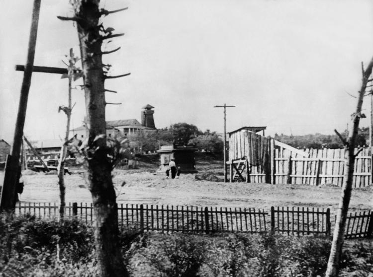 Skulle man fatte sig i korthed, er ’Ved glemslen rand’ et uafrystelig værk, et stort stykke erindringskunst, der fra det lille menneskes synsvinkel kun intensiverer følelsen af, hvad historiens mørke kræfter er i stand til at udrette. Foto: AP