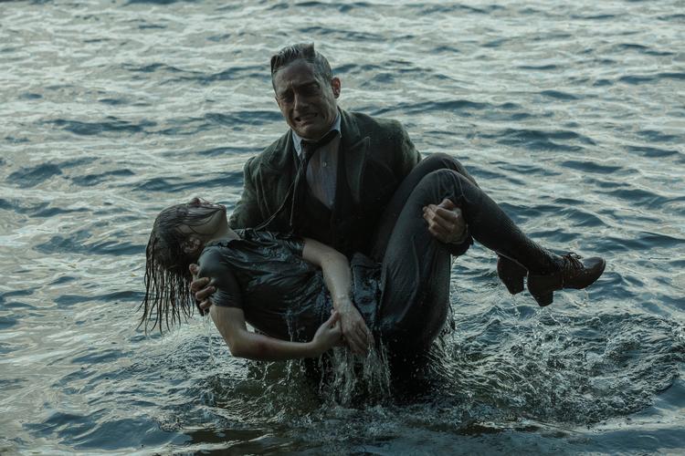 De taler tysk, det foregår i Berlin og er i detaljen lokalt, men samtidig forrygende flot, dramatisk, spændende og vedkommende. 'Babylon Berlin' er et hit, skriver  Foto: DR