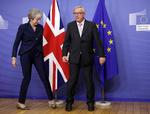 I erkendelse af, at premierminister Theresa May (t.v.) foreløbig ikke har kunnet få sin skilmisseaftale med EU vedtaget i det britiske parlament, har EU-kommissionen og dens formand, Jean-Claude Juncker (t.h.) onsdag fremlagt en nødplan for, hvad der sker, hvis briterne forlader EU uden en aftale. Foto: Olivier Matthys/AP