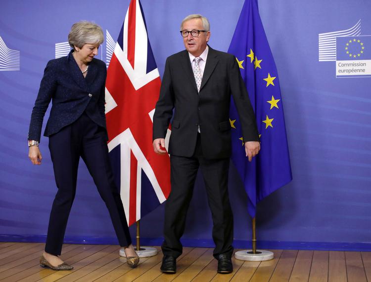 I erkendelse af, at premierminister Theresa May (t.v.) foreløbig ikke har kunnet få sin skilmisseaftale med EU vedtaget i det britiske parlament, har EU-kommissionen og dens formand, Jean-Claude Juncker (t.h.) onsdag fremlagt en nødplan for, hvad der sker, hvis briterne forlader EU uden en aftale. Foto: Olivier Matthys/AP