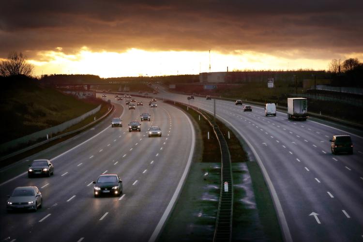 Livet er skrøbeligt. Ganske få meter, den fart, vi kører med, ja, selve heldet og det, at man ikke snubler, når man løber over en vej, kan gøre hele forskellen mellem ulykke eller ej.
   Foto: Jens Dresling/POLFOTO