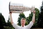 
  Det er et fast ritual, at alle Stanley Cup-vindere får et døgn med trofæet. Her viser Lars Eller det frem for venner, familie og fans i Rødovre.
   Foto: Jens Dresling/POLFOTO