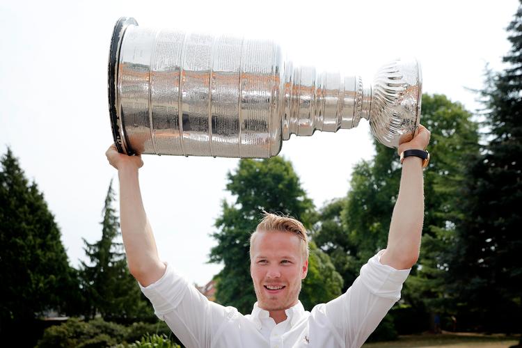 
  Det er et fast ritual, at alle Stanley Cup-vindere får et døgn med trofæet. Her viser Lars Eller det frem for venner, familie og fans i Rødovre.
   Foto: Jens Dresling/POLFOTO