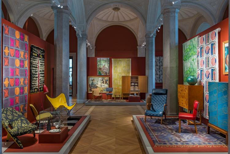 Som det fremgår af dette udsnit af Nationalmuseums nye ophængning har billedkunsten fået konkurrence fra design og kunsthåndværk. Ligheden med et auktionseftersyn er slående. Foto: Anna Danielsson