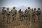 Amerikanske soldater briefes før en patrulje i Manbij i Syrien. Trump har erklæret, at kampen mod IS er vundet, og at han trækker amerikanske tropper ud af landet.  Foto: Spc. Zoe Garbarino/AP