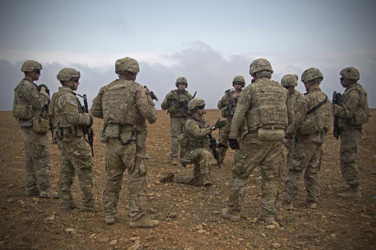 Amerikanske soldater briefes før en patrulje i Manbij i Syrien. Trump har erklæret, at kampen mod IS er vundet, og at han trækker amerikanske tropper ud af landet.  Foto: Spc. Zoe Garbarino/AP