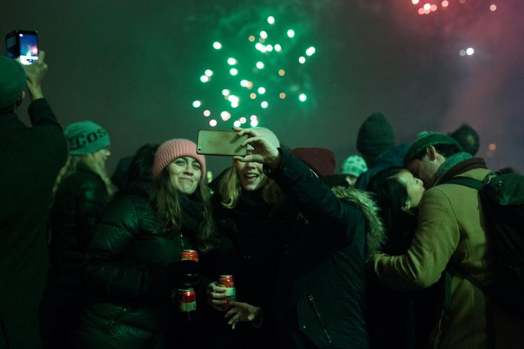 Folk har hver deres præferencer for nytårsfejring. Men de fleste gerne feste, og der er heldigvis et væld af dem rundt omkring i byen. Foto: Louise Herrche Serup/POLFOTO