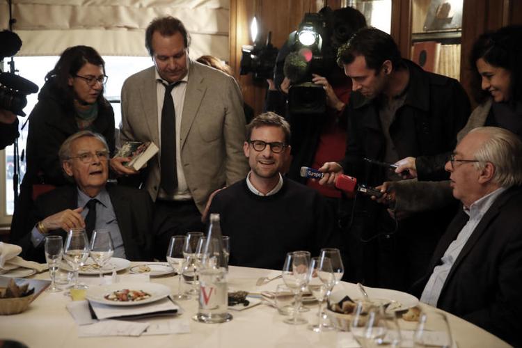 Nicolas Mathieu blev årets vinder af den franske Goncourtpris for sin roman 'Les enfants apres eux'. Her ses forfatteren i midten, flankeret af formanden for Goncourtprisen Bernard Pivot, forfatter Didier Decoin og selvfølgelig den franske presse.  Foto: Christophe Ena 