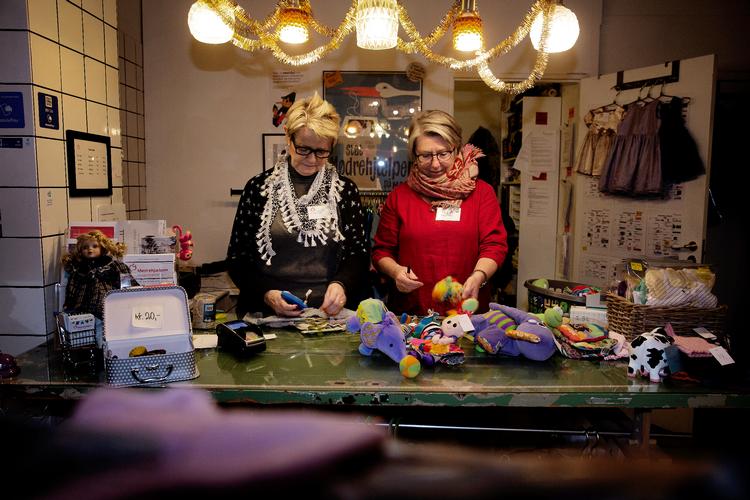 
Det er blevet smart at give genbrugs-julegaver. Det kan de tale med om i Mødrehjælpens genbrugsbutik på Amagerbrogade i København, hvor 
Marianne Hovgaard og Lene Mader arbejder som firvillige.

   Foto: Martin Lehmann/POLFOTO