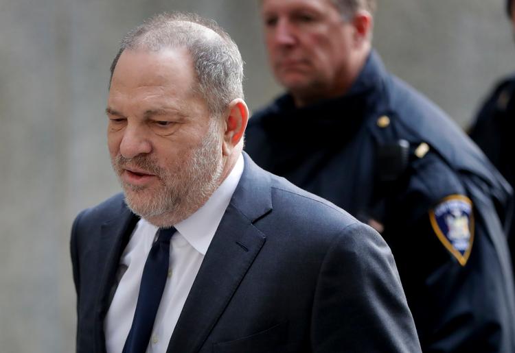 Harvey Weinstein ankommer til retten i New York i dag, hvor en dommer afgør fremtiden i hans voldtægtssag.   Foto: Julio Cortez/AP