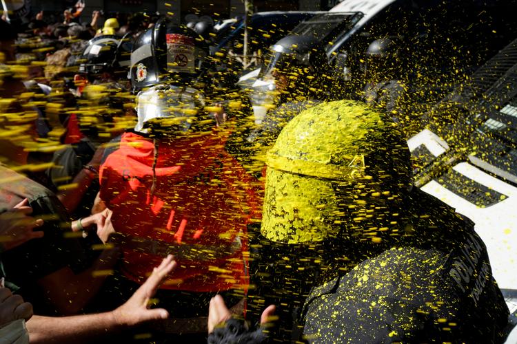 
    Barcelona og resten af Catalonien risikerer igen i morgen sammenstød mellem demonstranter og politi.  Siden oktober 2017 har regionen oplevet stribevis af sammenstød mellem politi og demonstranter, der vil løsrive Catalonien fra Spanien.

   Foto: Daniel Cole/AP
