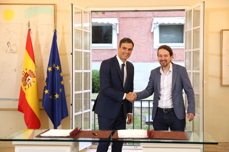
   Lederen af det venstreorienterede parti, Podemos, Pablo Iglesias (til højre) indgik i efteråret en omfattende aftale med den socialistiske ministerpræsident, Pedro Sanchez om en række forbedringer for   
  Spaniens mest udsatte grupper. Foto: Fernando Calvo/AP