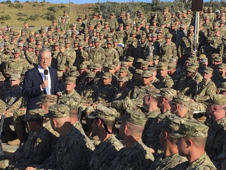 Forsvarsminister Jim Mattis har selv tjent i marinen i 40 år. her ses han under et besøg i 2017 på Guantanamo-basen på Cuba. Foto: Robert Burns/AP