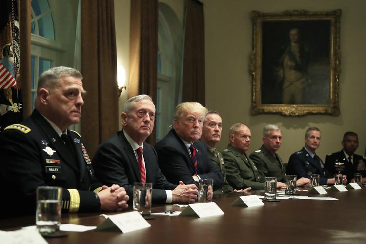 Præsident Donald Trump med bla. James Mattis (Nr. 2 fra venstre). Foto: Manuel Balce Ceneta/AP
