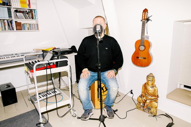 Anders Matthesen har kun, som han siger, »den ene brønd af øse af«, og bliver inspireret de samme steder fra, om det så er plader, bøger eller film, han laver. Foto: Daniel Hjorth