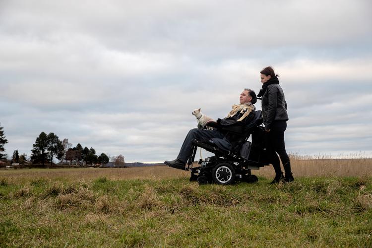 Politiken er vendt tilbage til Bo Søsted, der på 10. år lever med en als-diagnose. Vi besøgte ham i sommer i forbindelse med serien 'Første dag. Sidste dag.' og spørger nu: Hvad er der sket hos dig siden sidst? Her er han på tur med sin respiratorhjælper Arnõra Persson i området omkring sit hus i Karresbækminde. På skødet sidder hunden Gizmo.

   Foto: Peter Hove Olesen/POLFOTO