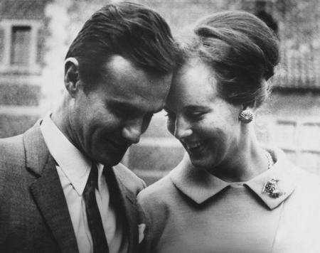 
 Kronprinsesse Margrethe med sin forlovede grev Henri de Monpezat på Frederiksborg slot i 1966.   Foto: Lars Hansen/POLFOTO
