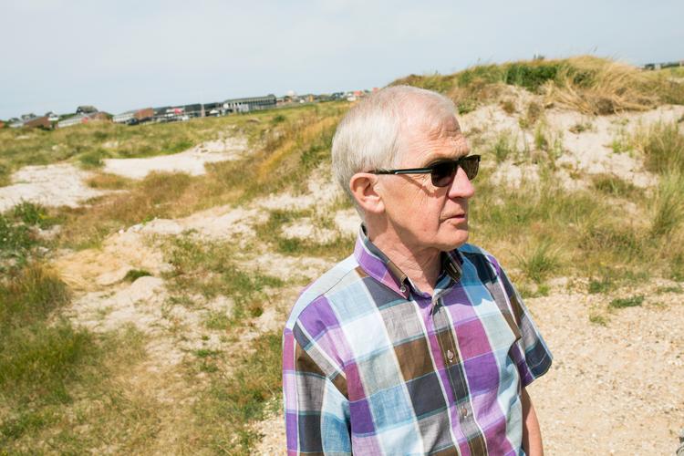 Keld Hansen viste i sommer Politiken rundt på det areal, hvor Søndervig Feriepark skal bygges. Foto: Andreas Haubjerg/POLFOTO