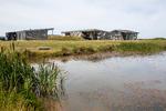 De første huse i den kommende Søndervig Feriepark, her set fra et af de vandhuller, der indgår i projektområdet, blev bygget på dispensation for flere år siden. Foto: Andreas Haubjerg/POLFOTO