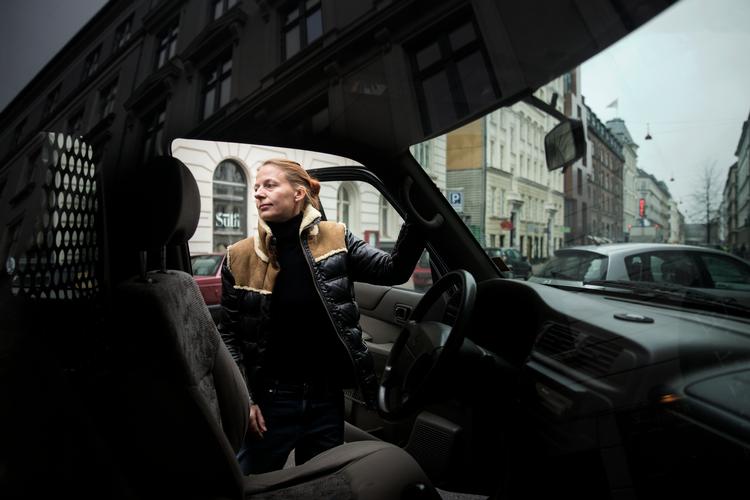 Efter 20 år med kørekort, men uden køreerfaring tog makeupartist Rikke D. Jensen genopfrisknings-køretimer hos en kørelærer. Først herefter turde hun  sætte sig bag rattet i sin bil.

   Foto: Emma Sejersen/POLFOTO