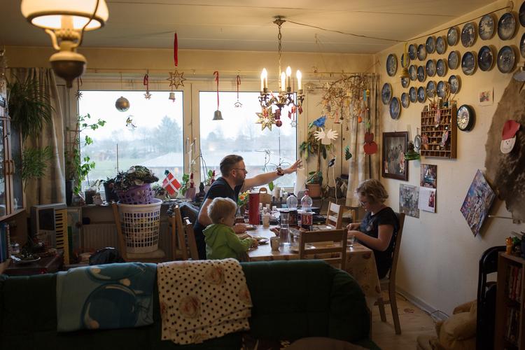 Familien Sau Overby i Lemvig pynter meget op til jul. Der er nisselandskaber på både Dines og Puks værelse, i stuen og på toilettet.
   Foto: Emma Sejersen/POLFOTO