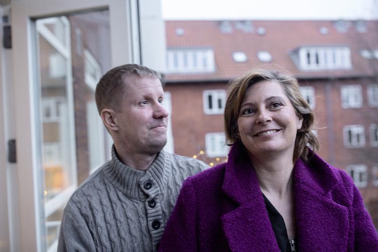 
Carsten Larsen og Linda Villadsen har de seneste 2,5 år haft travlt med  Næstehjælperne. I starten  måtte de skiftes til at gå på toilettet og fik kun få timers søvn. Nu bliver der brugt cirka 20 timer om ugen ved siden af deres normale job.
   Foto: Miriam Dalsgaard/POLFOTO