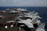 Kampfly står linet op på dækket af det amerikanske hangarskib USS 'Ronald Reagan', som i november var på høflighedsvisit i Hongkong.   
   Foto: Kin Cheung/AP/AP