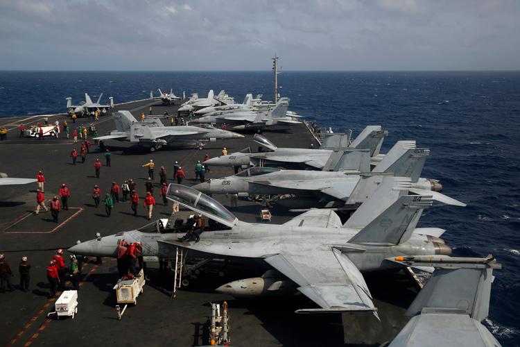 Kampfly står linet op på dækket af det amerikanske hangarskib USS 'Ronald Reagan', som i november var på høflighedsvisit i Hongkong.   
   Foto: Kin Cheung/AP/AP
